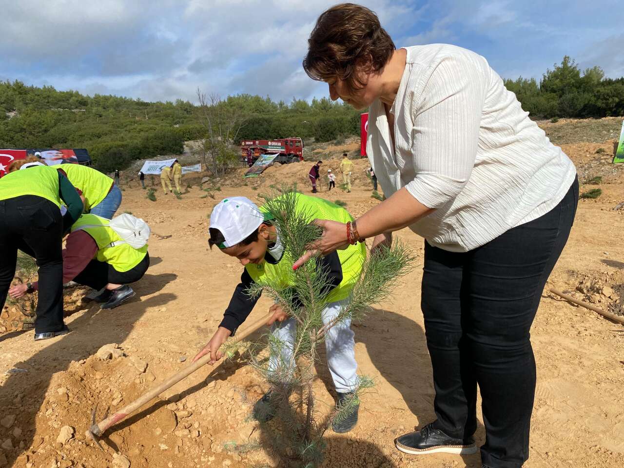 Menteşe’de “Geleceğe Nefes, İnsanlığa Nefes” Etkinliğiyle Fidanlar Toprakla Buluştu 4